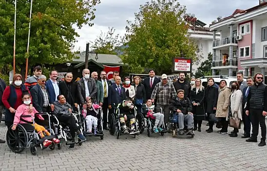 Engelli Çocukları Sevindirdiler
