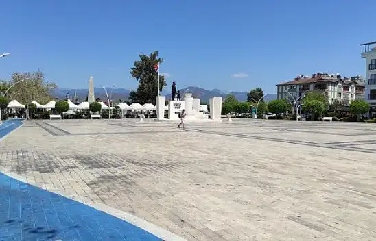 Fethiye'de hava sıcaklığı sokak ve caddeleri boşalttı