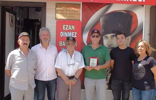 Gaziler Derneği'nden Emrah Doğu'ya plaket
