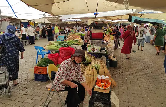 İngiliz turistler salı pazarını şenlendirmeye başladı