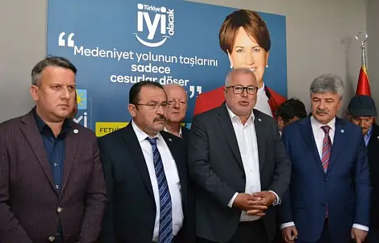 İYİ Parti'de yeni rozetler takıldı