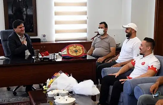 MİLLİ BOKSÖR ALCU, KARACA'YI ZİYARET ETTİ