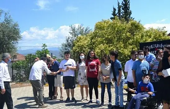Özel öğrencilerin mezuniyet sevinci