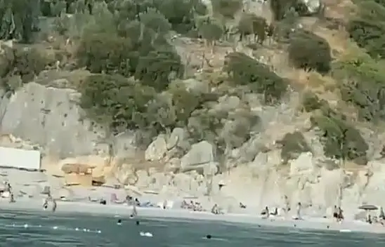 Paraşütler dolaşınca yedek paraşütle iniş yaptılar