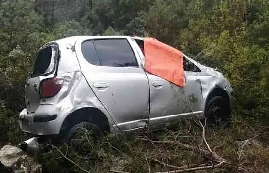 Şarampole devrilen otomobildeki 3 sağlık çalışanı yaralandı