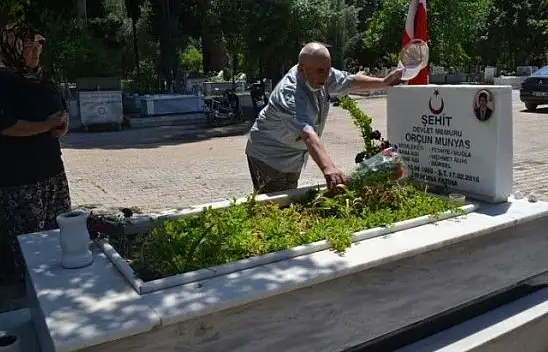 Şehit anne ve babası, mezarlıktan ayrılmıyor