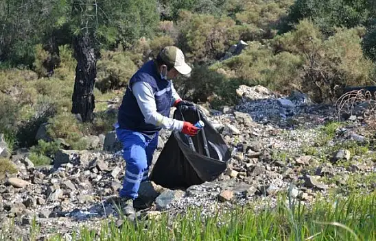 Sevgilerini, temizlik yaparak gösterdiler