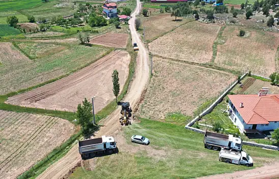 Seydikemer Belediyesi selden bozulan yolları hızla onarıyor