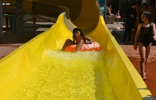 Sıcak havadan bunalanlar soluğu su parklarında aldı