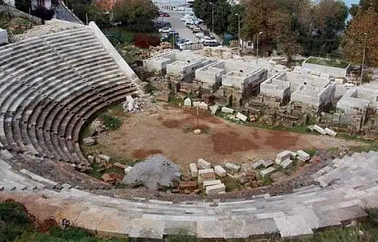 Türkiye'nin denize yakın en eski tiyatrosunun akıbeti belirsizliğini koruyor