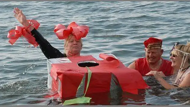 YARDIMA MUHTAÇ ÇOCUKLAR İÇİN DENİZE GİRDİLER (görüntülü)