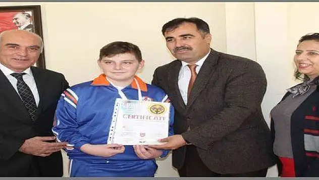  DÜNYA 3.SÜ SPORCUYA KUTLAMA