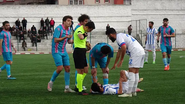 10 kartın çıktığı gergin maçın ardından futbolcular birbirine girdi