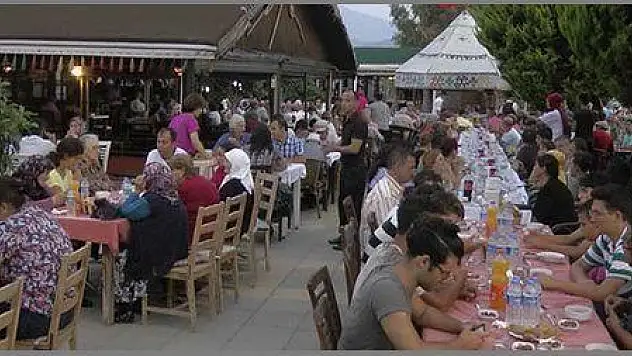 HUZUREVİ'NİN İFTAR YEMEĞİ KIL ÇADIRDA YAPILDI