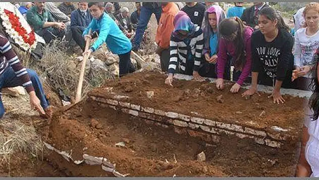 KUCAĞINDA BEBEĞİYLE TOPRAĞA VERİLDİ