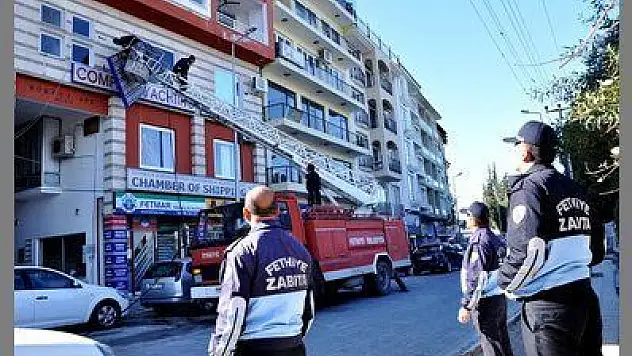 FETHİYE'DE GÖRÜNTÜ KİRLİLİĞİ YARATAN TABELALAR KALDIRILIYOR