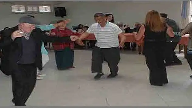  HUZUREVİ SAKİNLERİ ANNELER GÜNÜNÜ YAKINLARIYLA KUTLADI