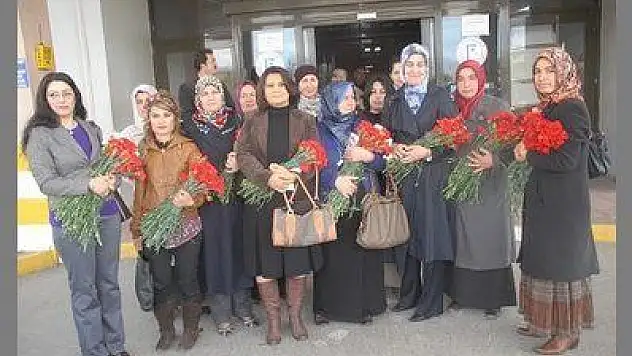 AK PARTİLİ KADINLAR FETHİYE'DE İKİ ÖZEL GÜNÜ BİRLİKTE KUTLAYIP KARANFİL DAĞITTILAR