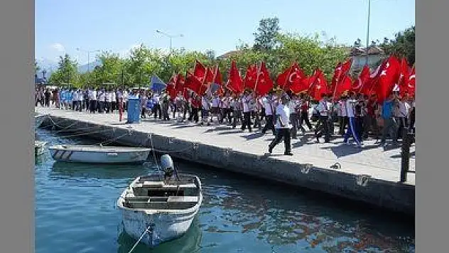 FETHİYE'DE GENÇLER ATAYA YÜRÜDÜ