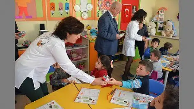 DİŞ MACUNU VE FIRÇALAR MİNİKLERE DAĞITILDI…