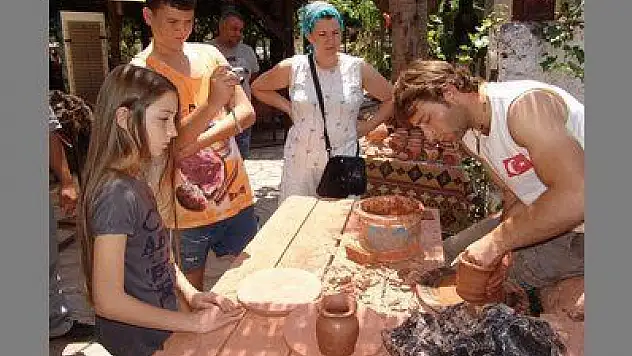 KAYAKÖY'DE ÇÖMLEKÇİLİĞİ YAŞATIYOR