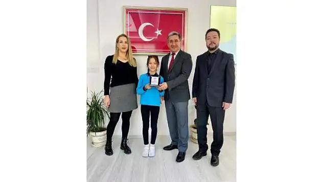 18 MART RESİM YARIŞMASI'NDA DERECEYE GİREN ÖĞRENCİLER ÖDÜLÜNÜ ALDI