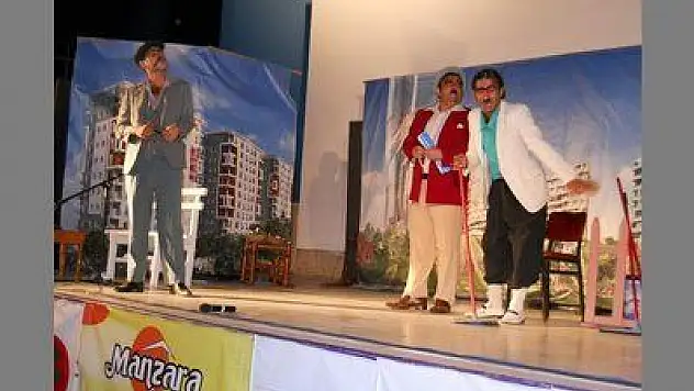 CEZAEVİ HÜKÜMLÜLERİ USTA TİYATROCULARA TAŞ ÇIKARTTI