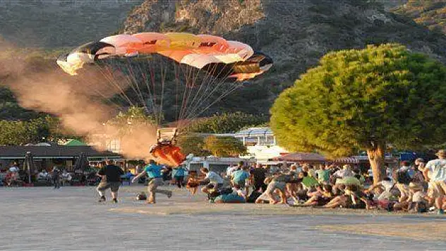PARAŞÜT İZLİYENLERİN ARASINA DALDI