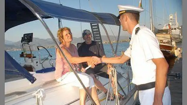 ALMAN SEİLİNG YATINI BATMAKTAN SAHİL GÜVENLİK KURTARDI