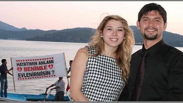 TEKNEDE PANKART AÇIP EVLENME TEKLİF ETTİ (görüntülü)