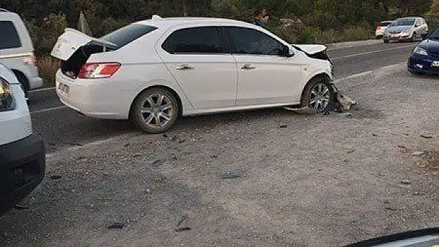 Milas'ta iki otomobil kafa kafaya çarpıştı 4 yaralı