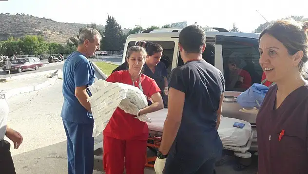 Acil servis önünde araçta doğum yaptı