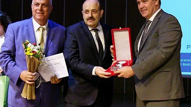 YÖK Başkanı Saraç'a Türk Fizik Derneği Özel Onur Ödülü