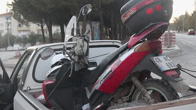 Motorla otomobil kafa kafaya çarpıştı 1 yaralı