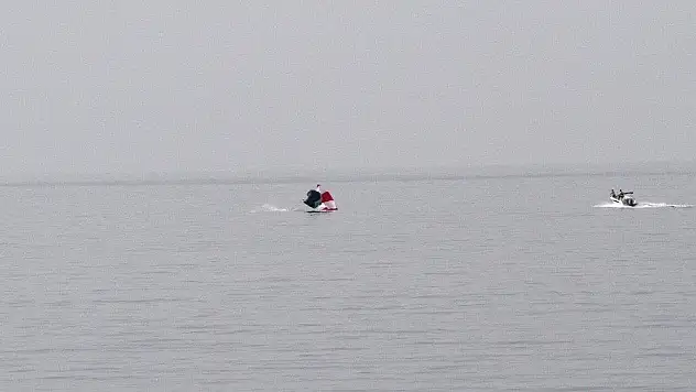 Fethiye'de yamaç paraşütü pilotu denize indi
