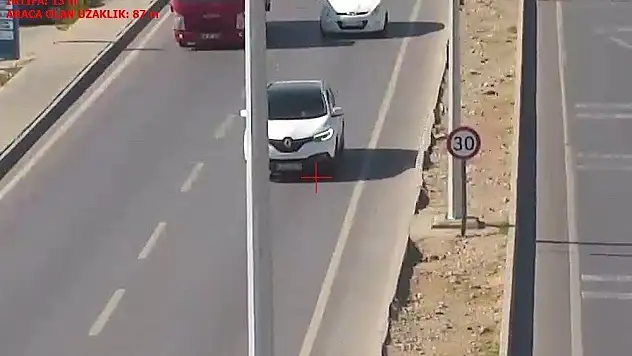 Polisi görünce emniyet kemeri takan sürücüler bir anda neye uğradığını şaşırdı