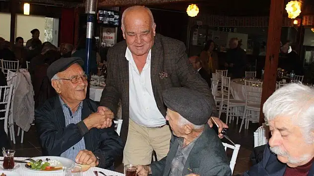 Başkan Karaçelik'ten emekli öğretmenlere anlamlı jest