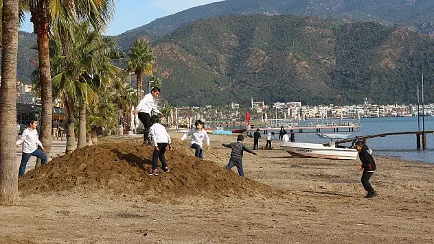 Çocuklar kış ortasında sahilde oyun oynadı