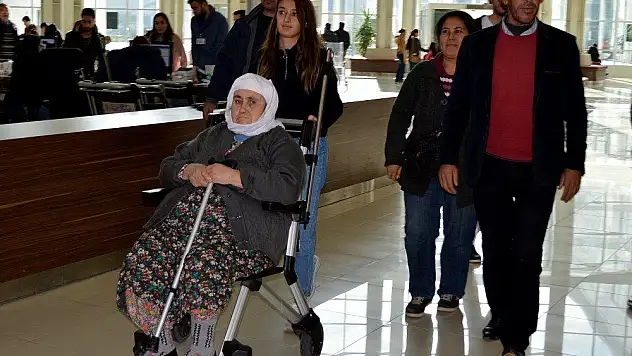 Üniversite Öğrencileri hastalara gönüllü rekafatçilik yapıyor