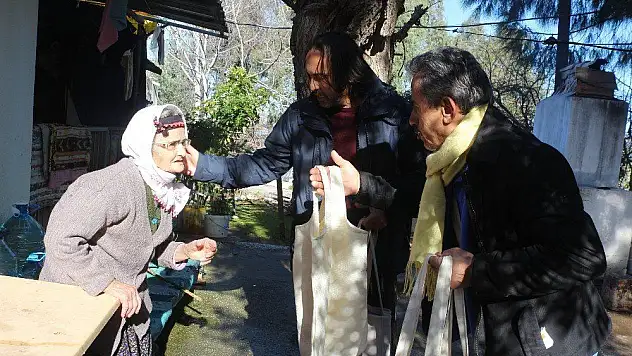 Bez torba dikti, kapı kapı dolaşıp dağıttı
