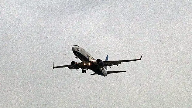 Antalya'da uçaklar beşik gibi sallandı