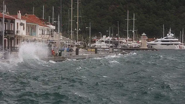 Marmaris'te fırtına etkili oluyor