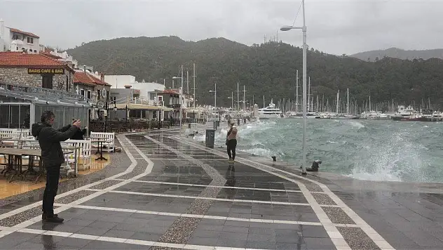 Dev dalgalara aldırmadan fotoğraf çekme yarışına girdiler