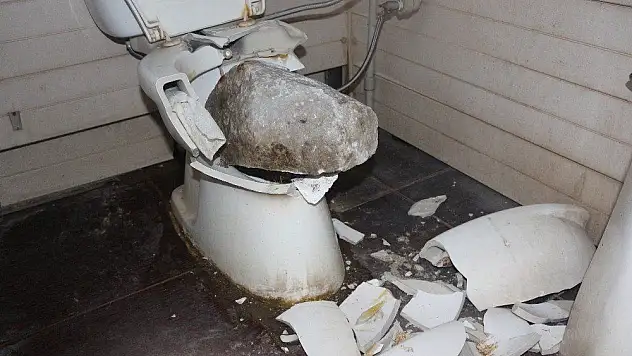 Marmaris'te plajda bulunan klozeti parçaladılar