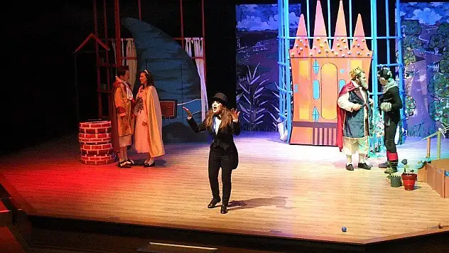 Bodrumlu çocuklar 'Çizmeli Kedi'yi çok sevdi