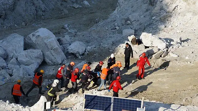 500 tonluk kayanın altından 30 saat sonra çıkartıldı