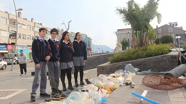 Doğada topladıkları atıkları kent merkezinde sergilediler