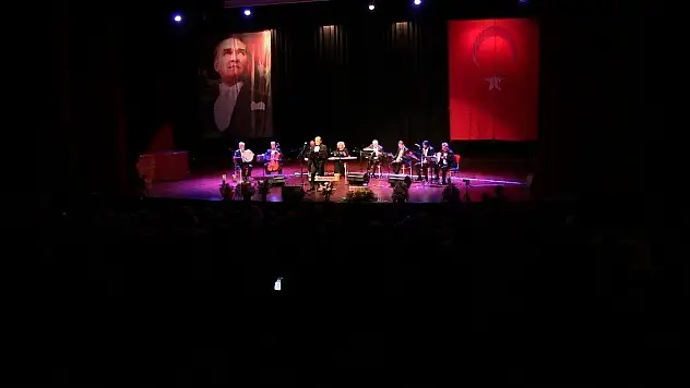 40 yıldır neşter tutan eller bu defa mikrofon tuttu