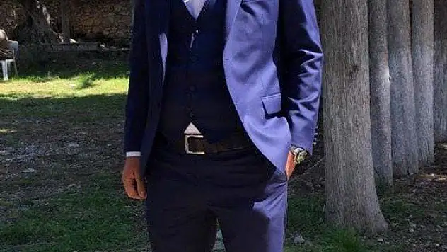 Üçüncü Üniversiteyi okurken, muhtar oldu