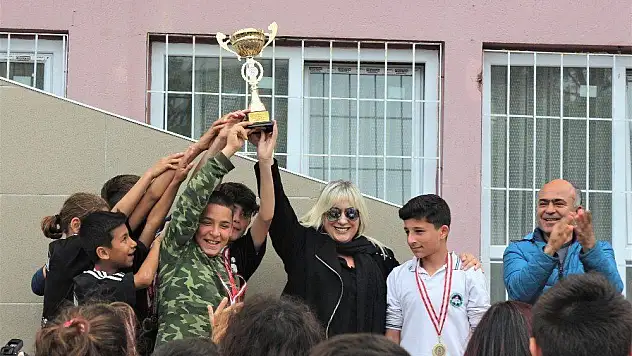 Bu okulun öğrencileri madalyaya doymuyor